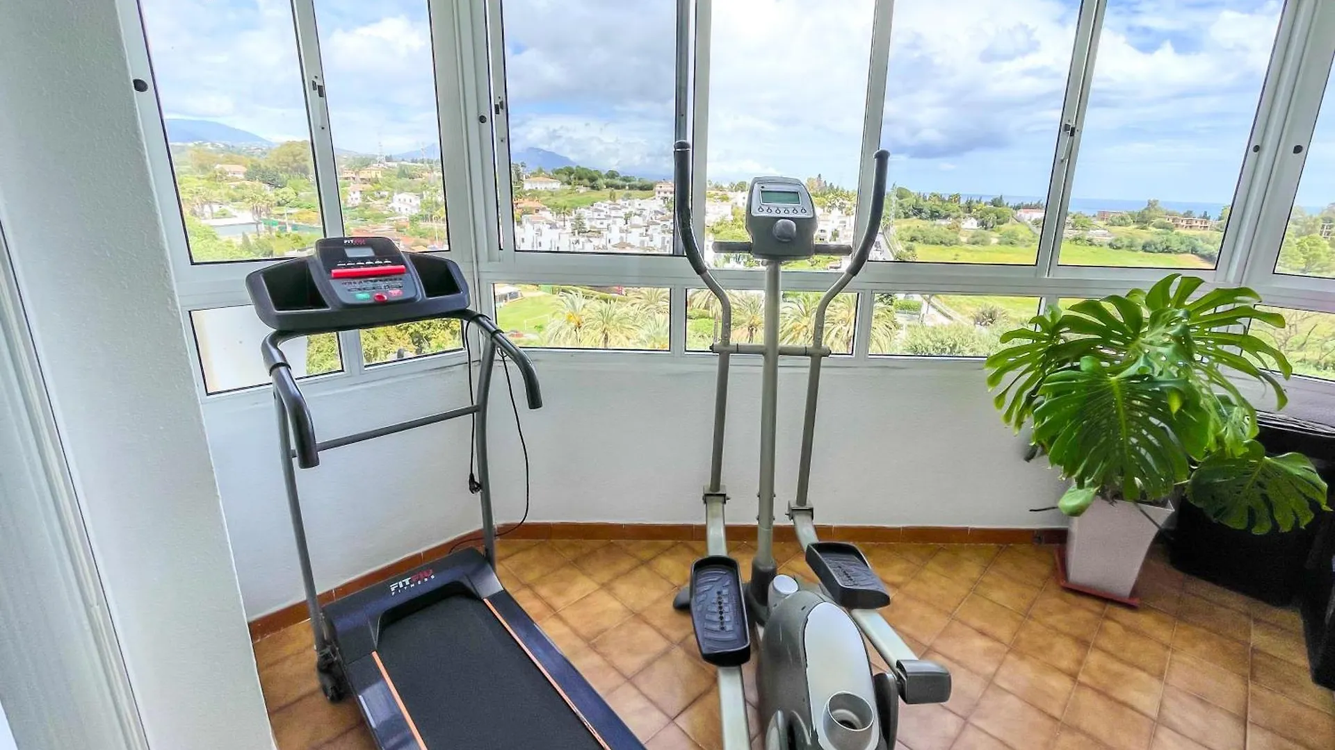 Modern Apartment With Terrace - 2 Min From The Beach Estepona